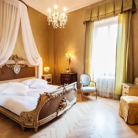 International Au Historic Lakeside Szálloda 3*